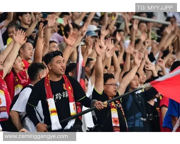 当足球巨星邂逅挚爱情人绿茵赛场外的浪漫与激情 当足球巨星邂逅挚爱情人绿茵赛场外的浪漫与激情