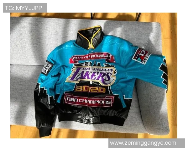 时尚球星穿搭展示足球夹克魅力潮流风格瞬间点燃球迷热情 时尚球星穿搭展示足球夹克魅力潮流风格瞬间点燃球迷热情