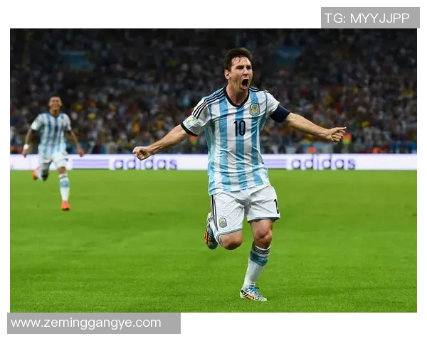 聚焦足球传奇球星的巅峰时刻与人生轨迹揭秘 聚焦足球传奇球星的巅峰时刻与人生轨迹揭秘